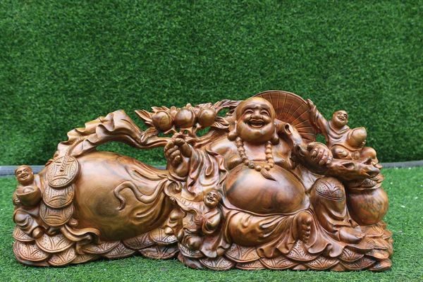 Nhiều người chọn trưng bày bức tượng Di Lặc 