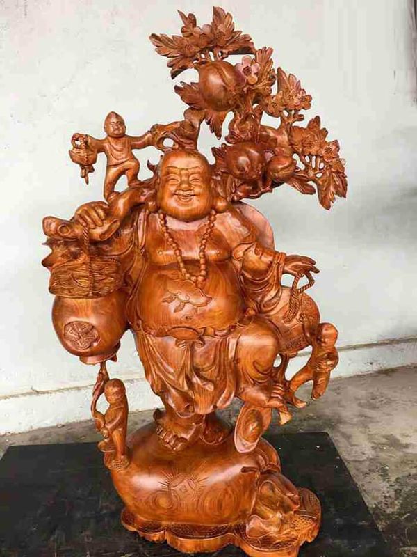 Tượng Di Lặc vác cành đào