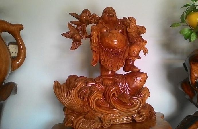 Đặt tượng Di Lặc cưỡi cá chép đúng phong thủy