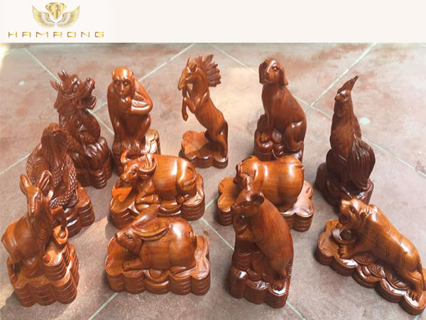 Trưng bày tượng 12 con giáp để hút tài lộc