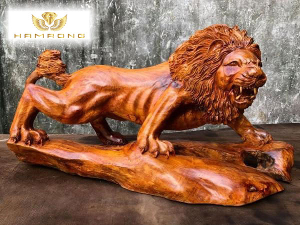 Tượng gỗ Sư Tử được trang trí trong nhà
